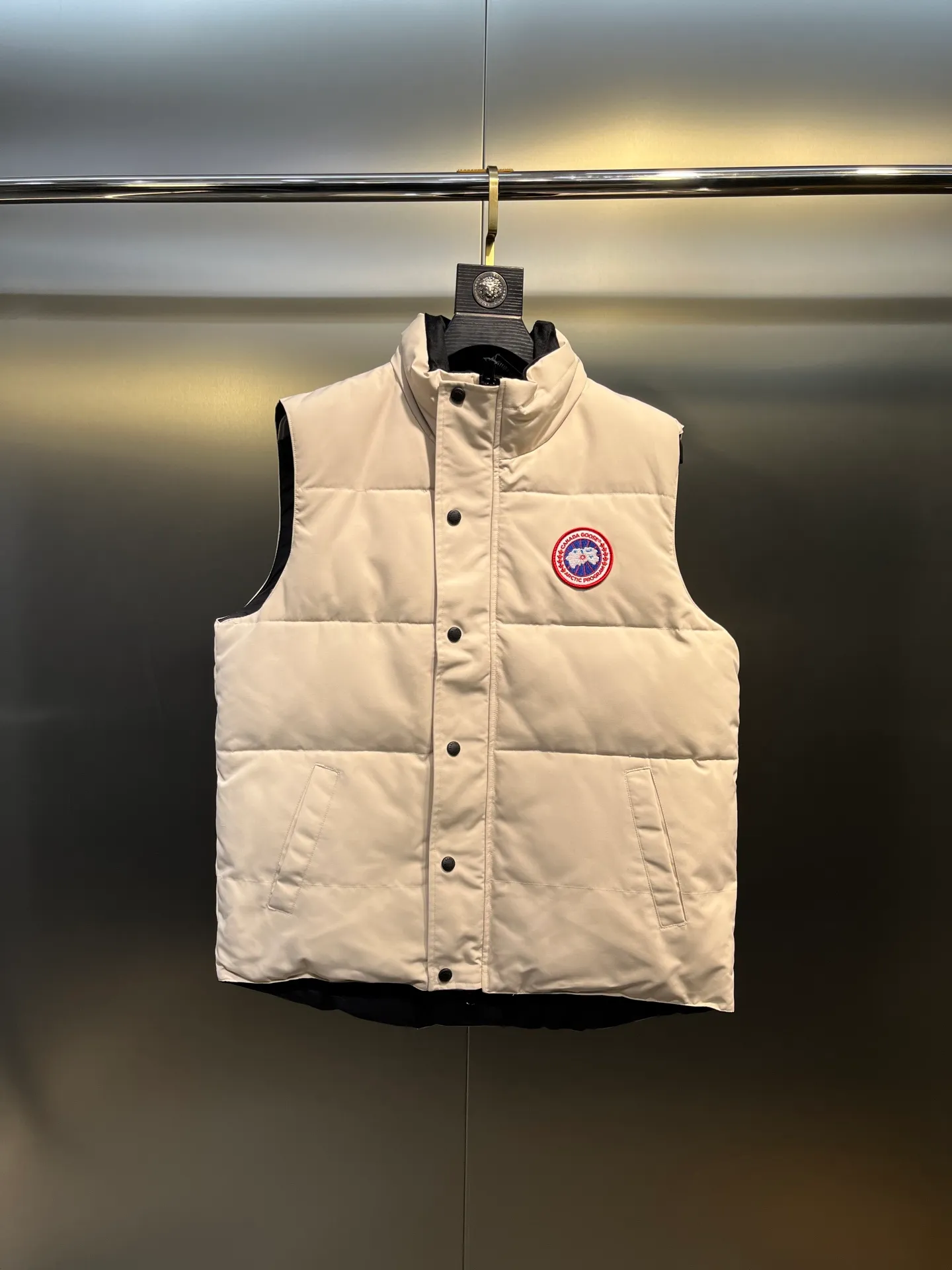 P380 🇨🇦Canada Goose""🇨🇦🌟 Garson down vest has always been recognized as the warmest down jacket. Various Instagram celebrities, Internet celebrities, and celebrities often wear it for street photos. I make Canada Goose every year, but I still can't get rid of my love for it. No matter how cold the days are, there is no need to be afraid, because there is! Filled with 90% white duck down, it is the legendary warmest down jacket and is known as a must-have for Arctic outdoor sports! The most popular down jacket in the world, celebrities are rushing to buy it, it is a must-have!  Size: XS to 2XL